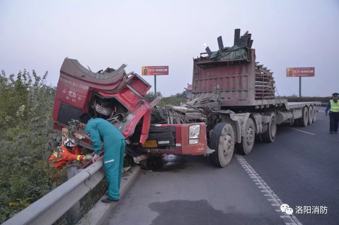 河南洛阳:连霍高速突发车祸 偃师消防紧急救援