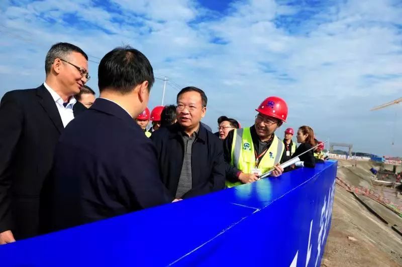 王广钟总经理陪同杨洪波副省长视察中铁二局天府机场项目