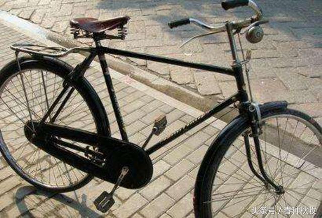 这是老永久,凤凰牌自行车,记得小时候坐在爸爸自行车的大梁上,送我