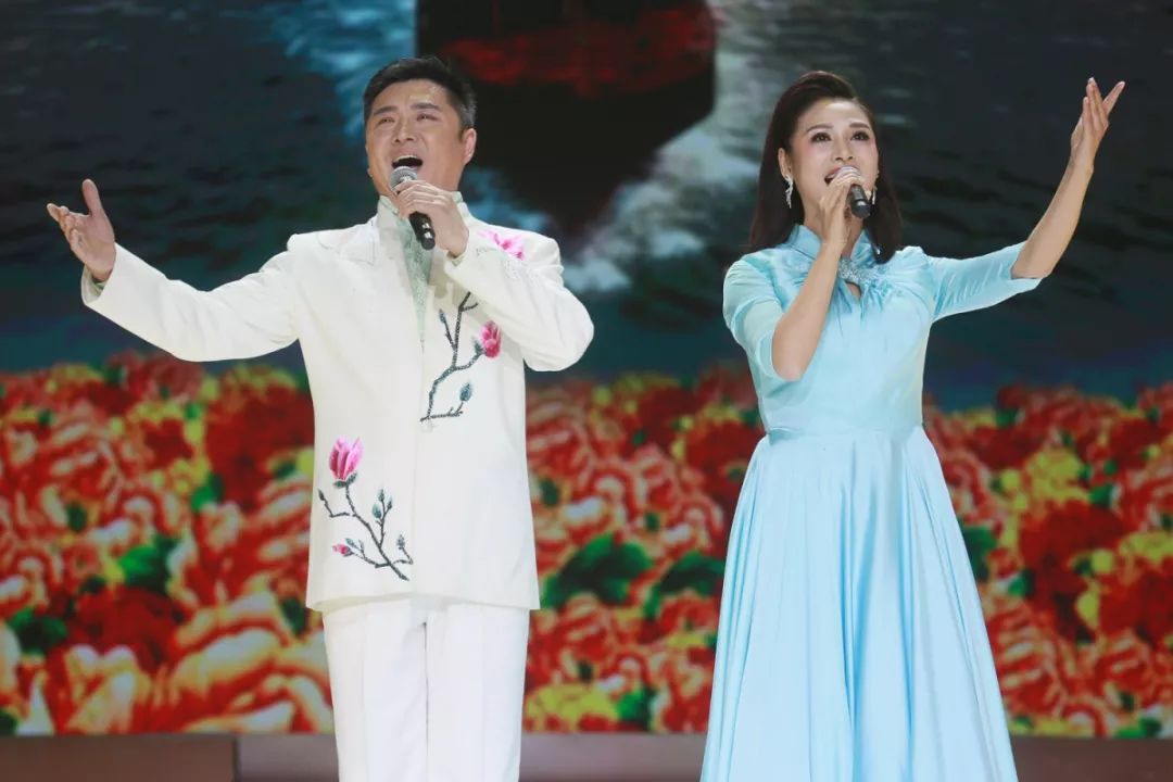 歌唱家李谷一老师从观众席出场,为大家带来一曲《乡恋.