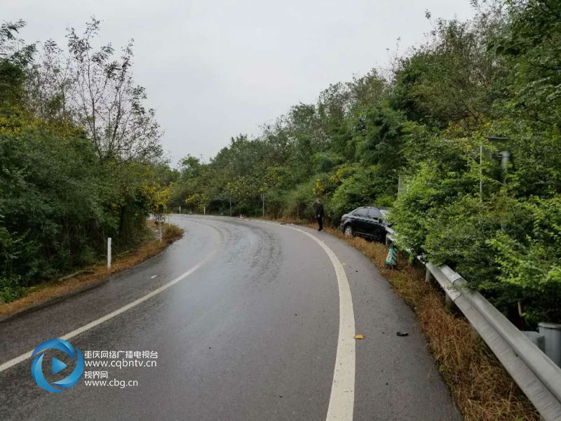 途径沪渝南线高速公路龙桥互通往涪陵方向匝道时,由于降雨路面湿滑