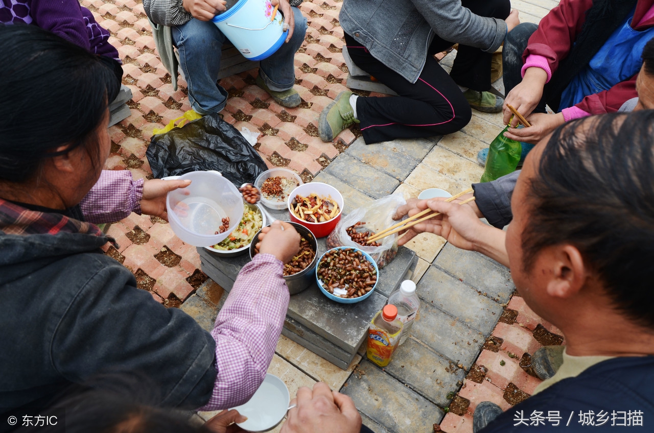 临近春节，没回家的农民工，顶着寒风街头吃饭，哪个场景让您感动|农民工|吃饭|场景_新浪新闻