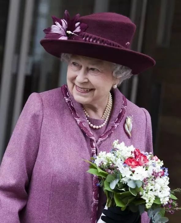 不同位置的佩戴 可以让你锦上添花 要看最传统的胸针佩戴法就看英王室