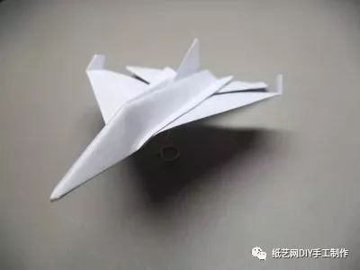 折叠我们提前将飞机的形状画好在纸飞机上按照画线部分进行抠图摊开