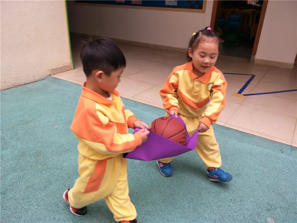 幼儿园中二班团结合作快乐游戏