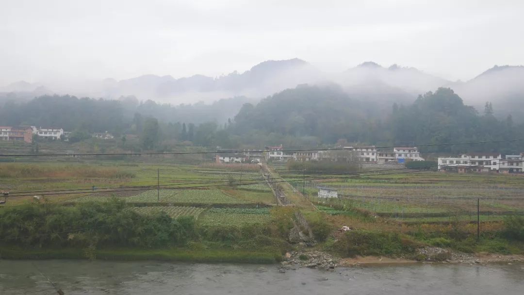 即使艳阳当空,也还是透着阵阵寒意特别是大山里汉中市南郑县小南海镇