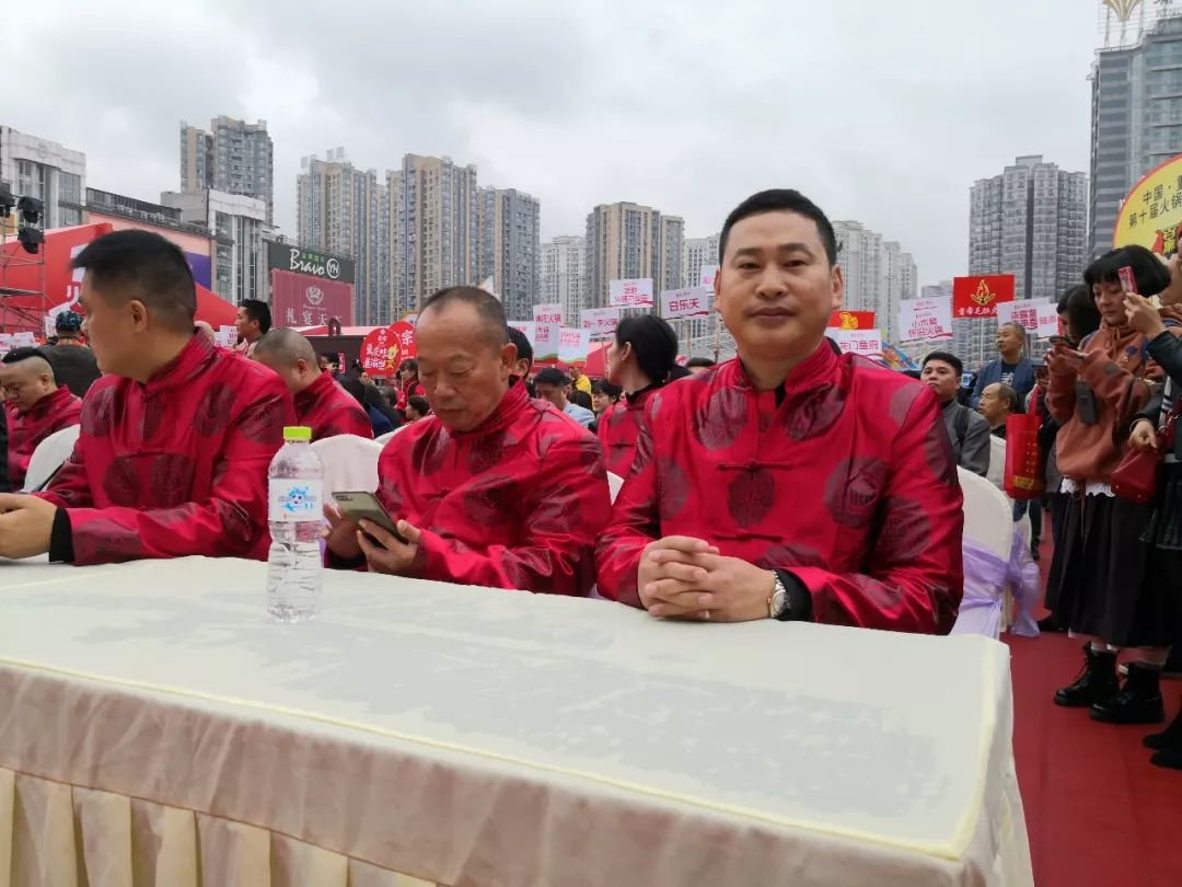 天韵餐饮集团董事长胡先权(左二)与餐饮人在火锅图腾柱前合影留念重庆