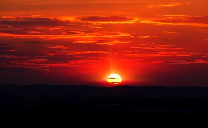 落日色就是夕阳的颜色,黄色红色橘色,都是落日的颜色.