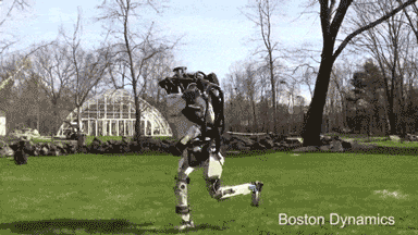 2018年5月份atlas机器人再次升级 它可以野外在草地上慢跑了