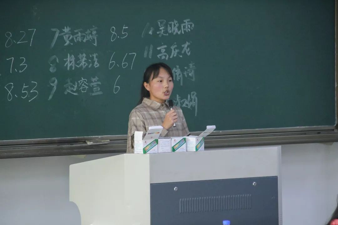 本次比赛邀请到的评委有:16级辅导员黄文明老师,团委副书记郎雅琪学姐