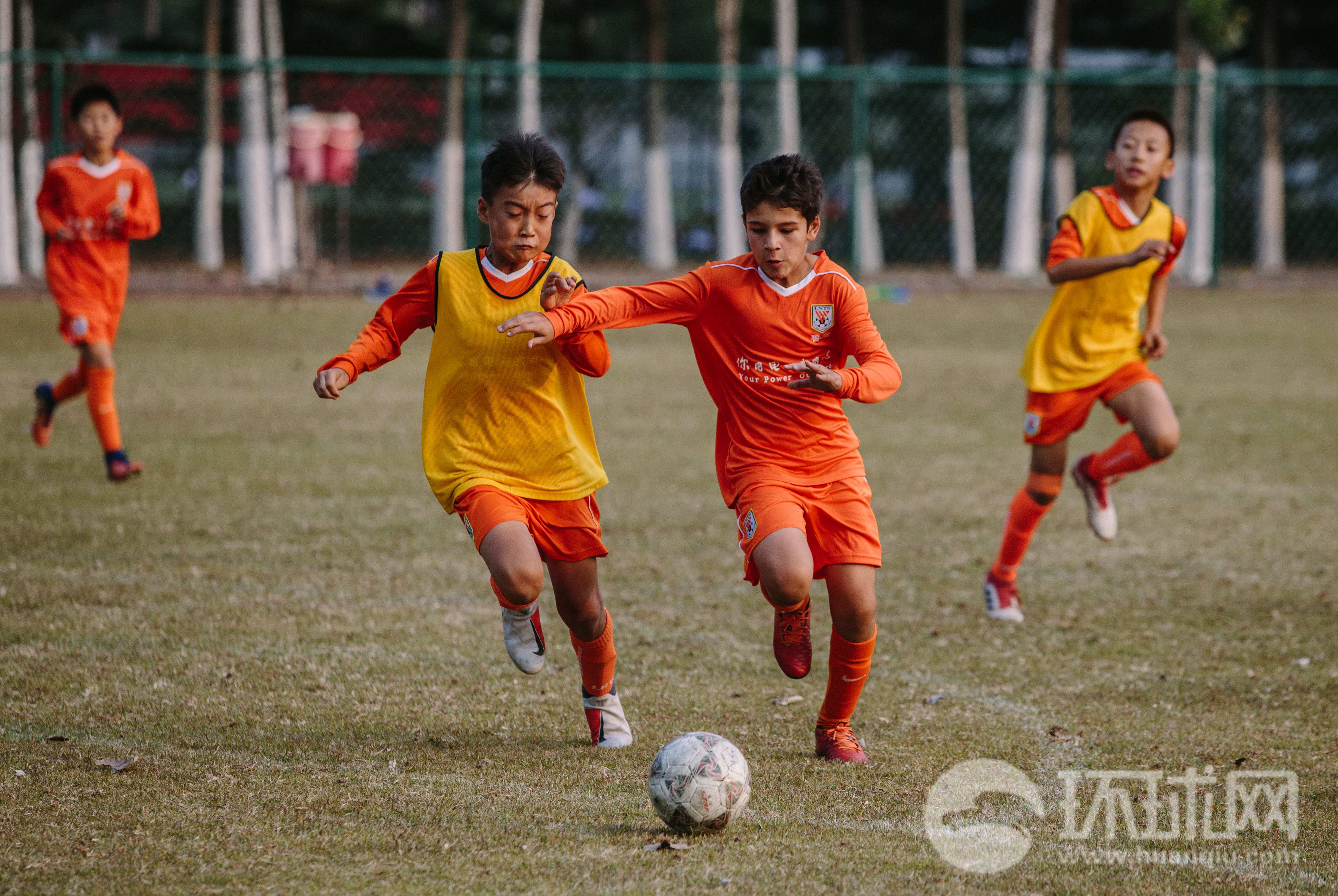 库都斯和木斯塔帕训练结束后换下足球鞋鲁能u11梯队的新疆小球员库杜