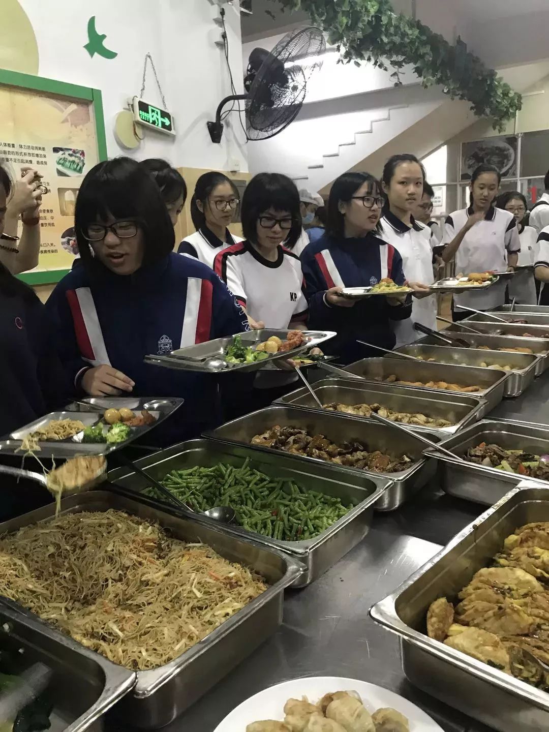 据了解,铁一中学饭堂食谱由饭堂师傅制定,每周一到周五都是不重复的.