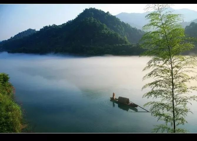 最好是在烟雾缥缈的湖边,一叶孤舟荡在天水一线处.
