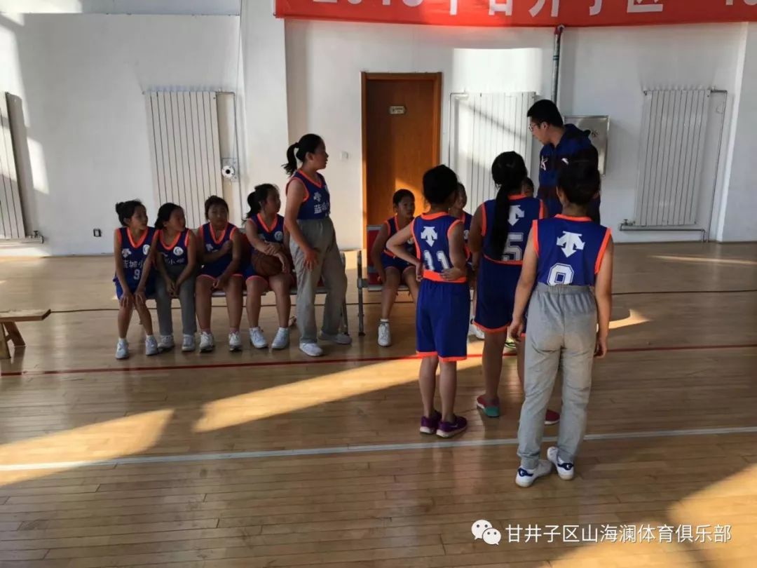 她们在甘井子区"十九中"杯中小学生比赛的首场亮相, 对手是南关岭小学