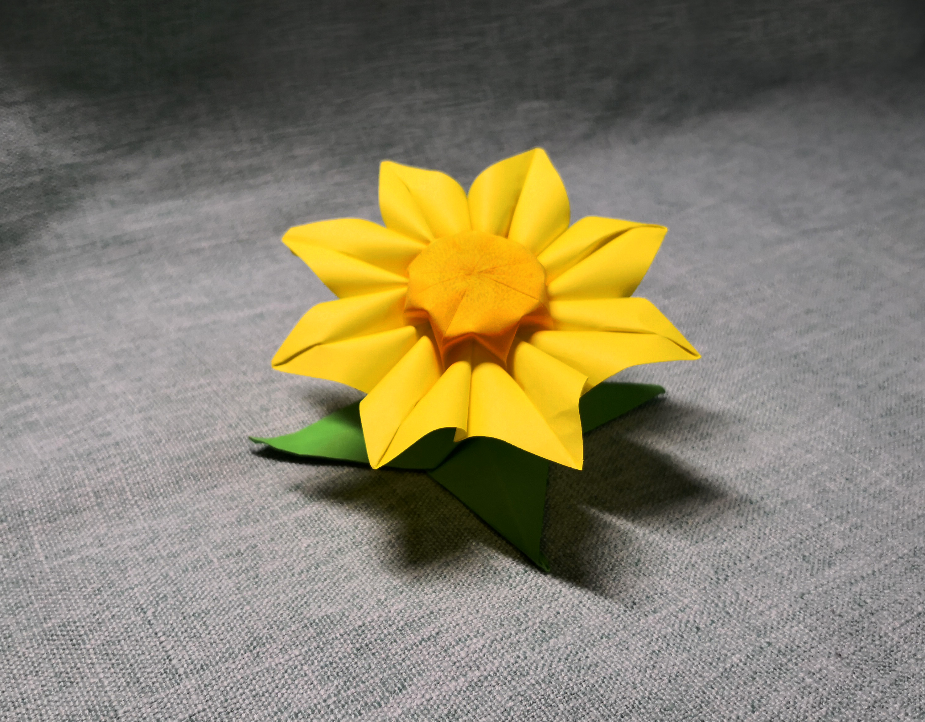 简单折纸:让人惊艳的向日葵折法和绿色花萼的折纸方法