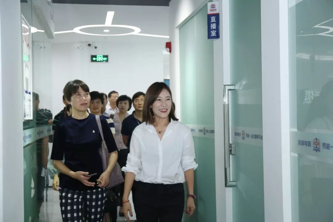 经信委副主任方巍先生,宁波市海曙区区政府党组成员,副区长薄慧敏女士