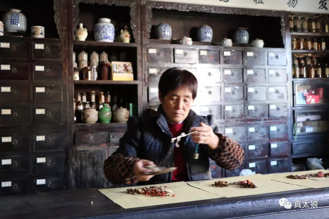 还保持着100多年前的传统,称量用的是最古老的"戥子"(称中药的小称)