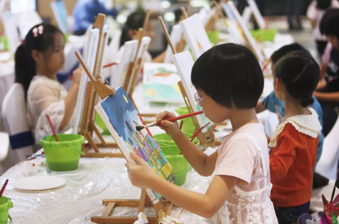 全市近千名儿童参加比赛 最终只有几十名小画家脱颖而出 在最后的比赛