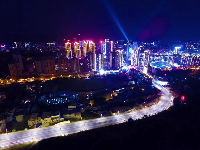 惠水夜景一角 今年,电商示范百佳县在省级分布上"百花齐放",电商百佳