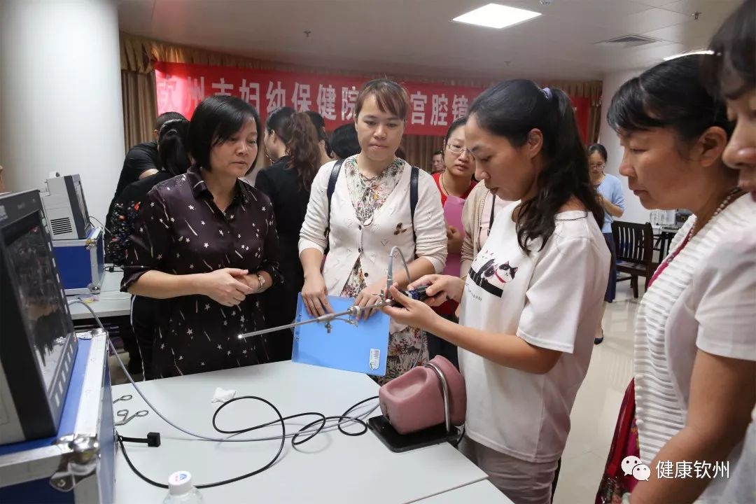 潘志坚(左一)指导学员进行模拟宫腔镜操作据了解,钦州市妇幼保健院