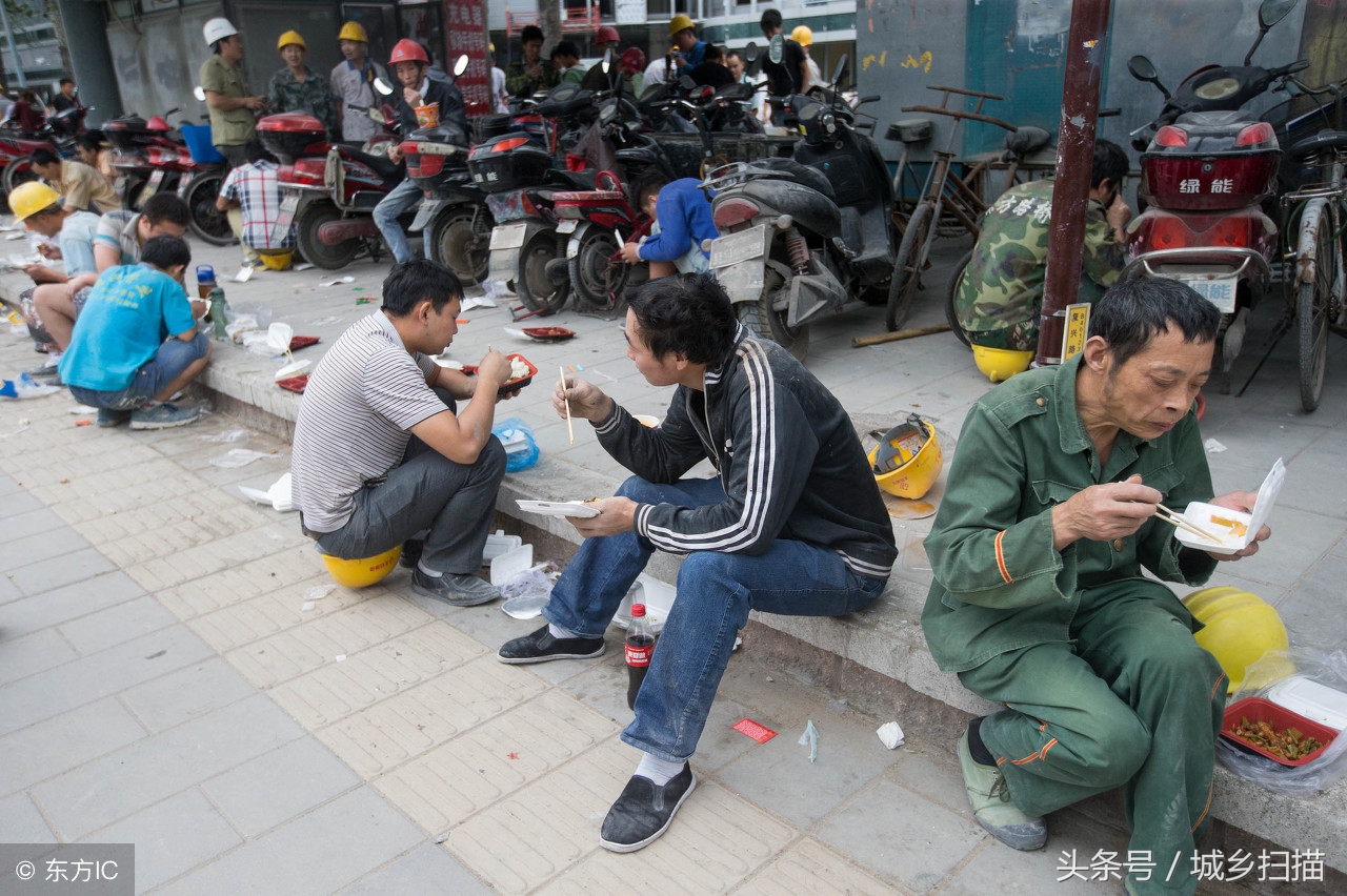 工地直击农民工吃饭,父母看了心疼,心软者看了心酸,你