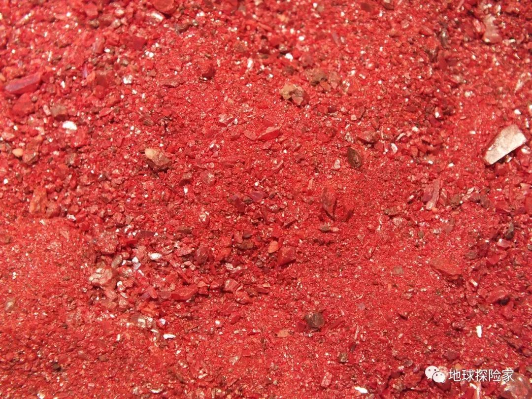 辰砂最典型的特征就是红色, 在英文中,辰砂名为"cinnabar", 是由古