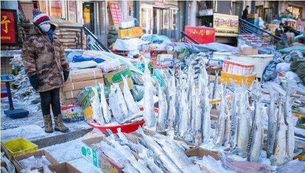 哈尔滨冬天零下35度,大街上的摊贩怎么卖菜?