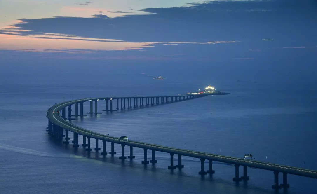 港珠澳大桥正式通车!被誉为"现代世界七大奇迹"的它,航拍全景美出天际