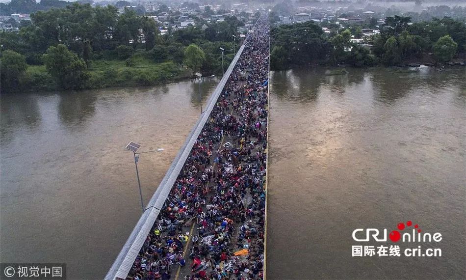 场面震撼!7500多移民挤爆大桥要入境美国