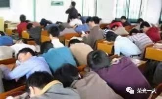 大学生努力与颓废只在一瞬间