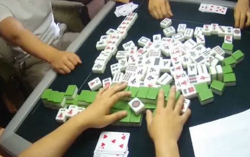 市区一棋牌室四人打麻将却暗藏惊人秘密