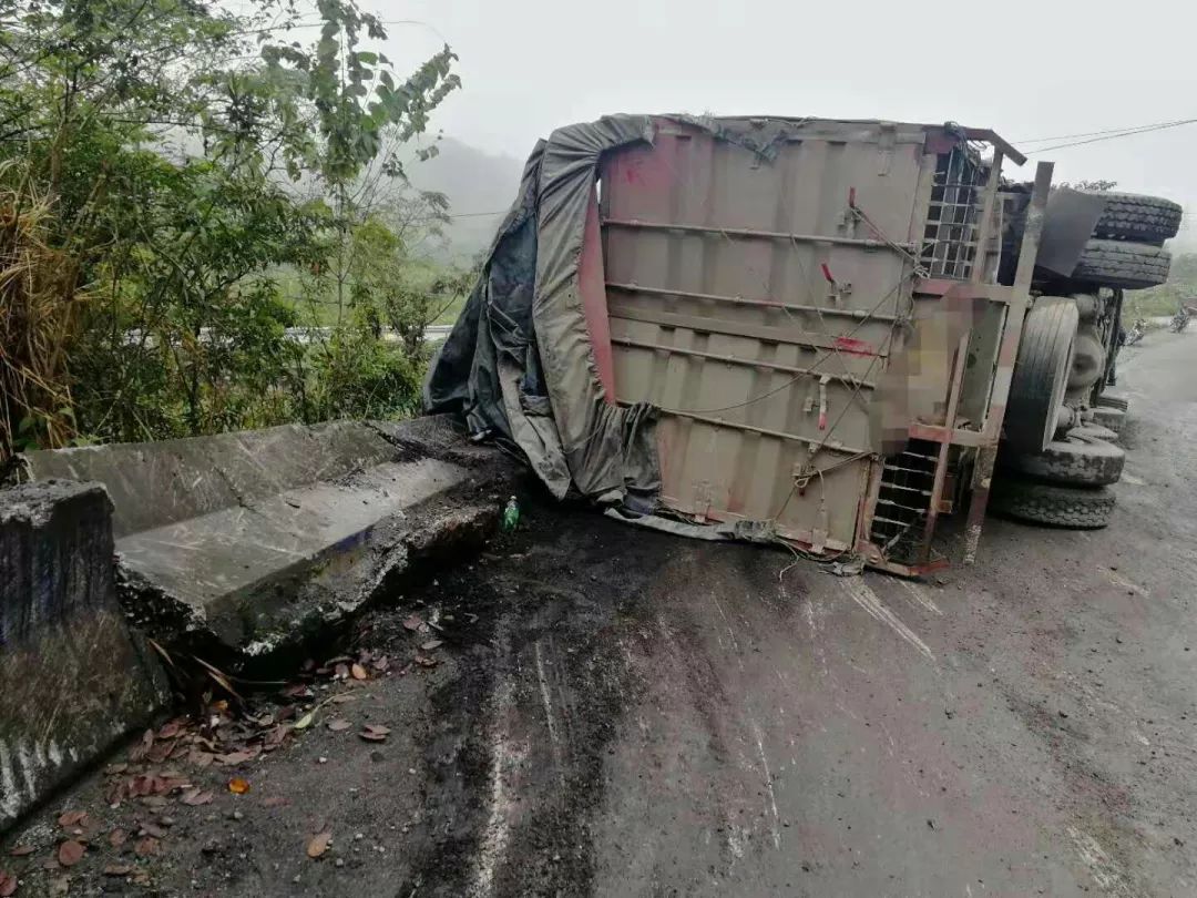 三岔路段货车翻车!数瓶饮料散落一地