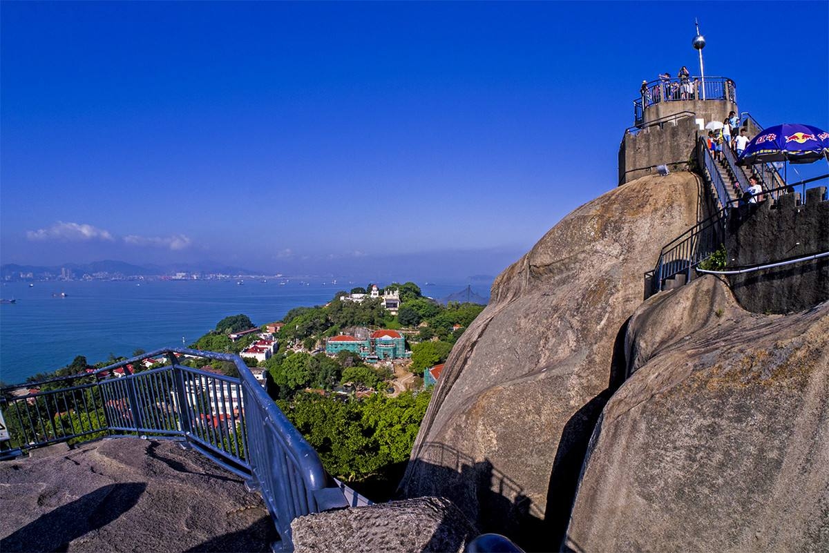 日光岩是鼓浪屿的最佳观景点,俗称"晃岩",位于鼓浪屿中部偏南,海拔92