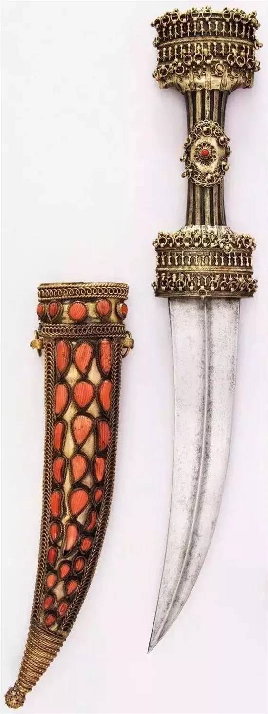 阿尔巴尼亚镶红珊瑚双刃弯刀 国家博物馆蒙古镶红珊瑚弯刀 藏于洛杉矶
