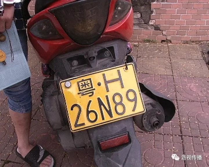 交警也发现有摩托车车主擅自更改车牌号码,就好似这部摩托车,车牌号码