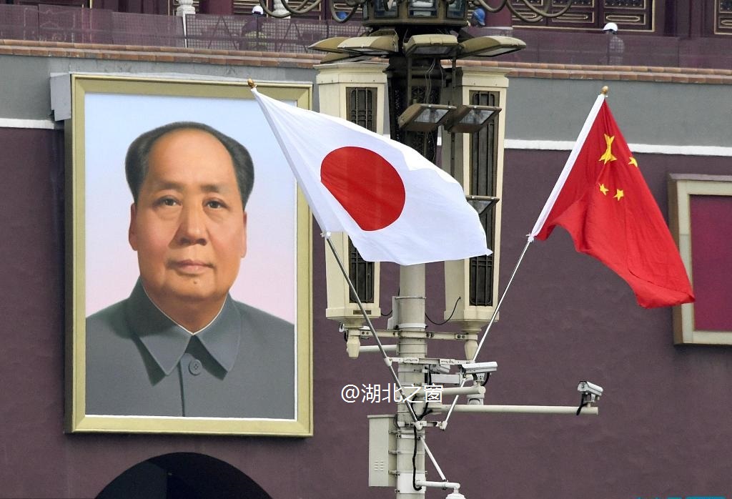 北京天安门广场悬挂中日国旗 欢迎日本首相访华