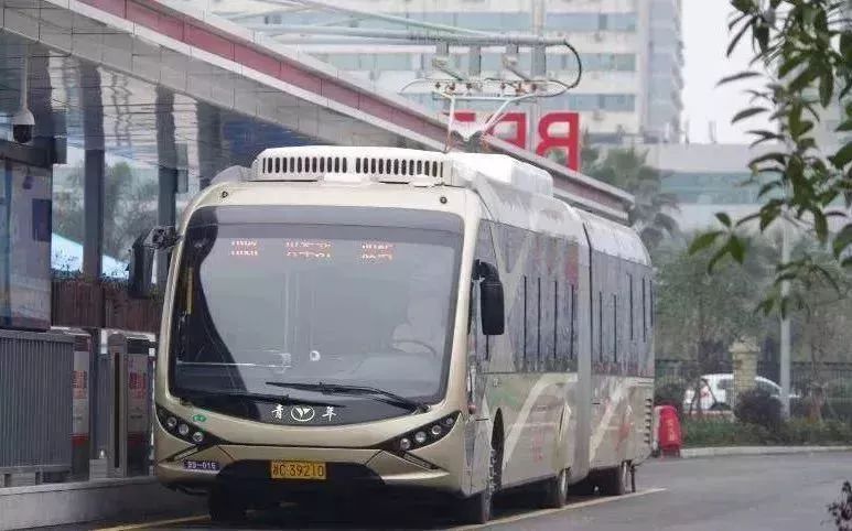 从金华开往义乌的国际商贸城客运中心的金华快速公交(brt)3号线,已早