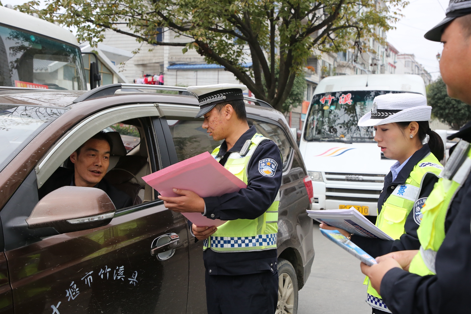 竹溪交警"三大活动"开展全省统一行动日打击假牌套牌假证