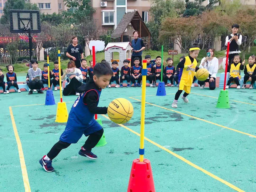 他们那认真的眼神,娴熟的运球手法,是不是颇有nba篮球运动员的风采呢!