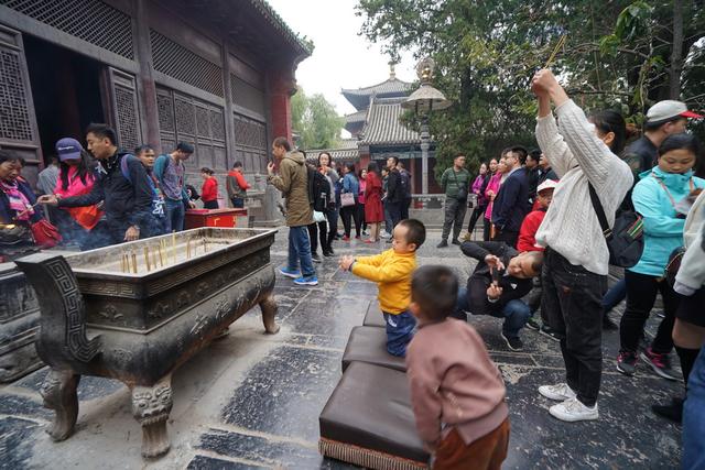 嵩山少林寺旅游淡季不淡,虽拥挤但有序,寺院不烧高香大香成共识