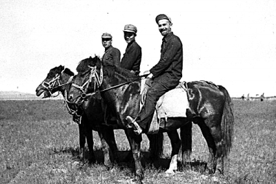 1936年,斯诺(右)在陕北采访途中