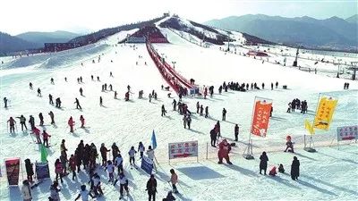 松鸣岩国际滑雪场