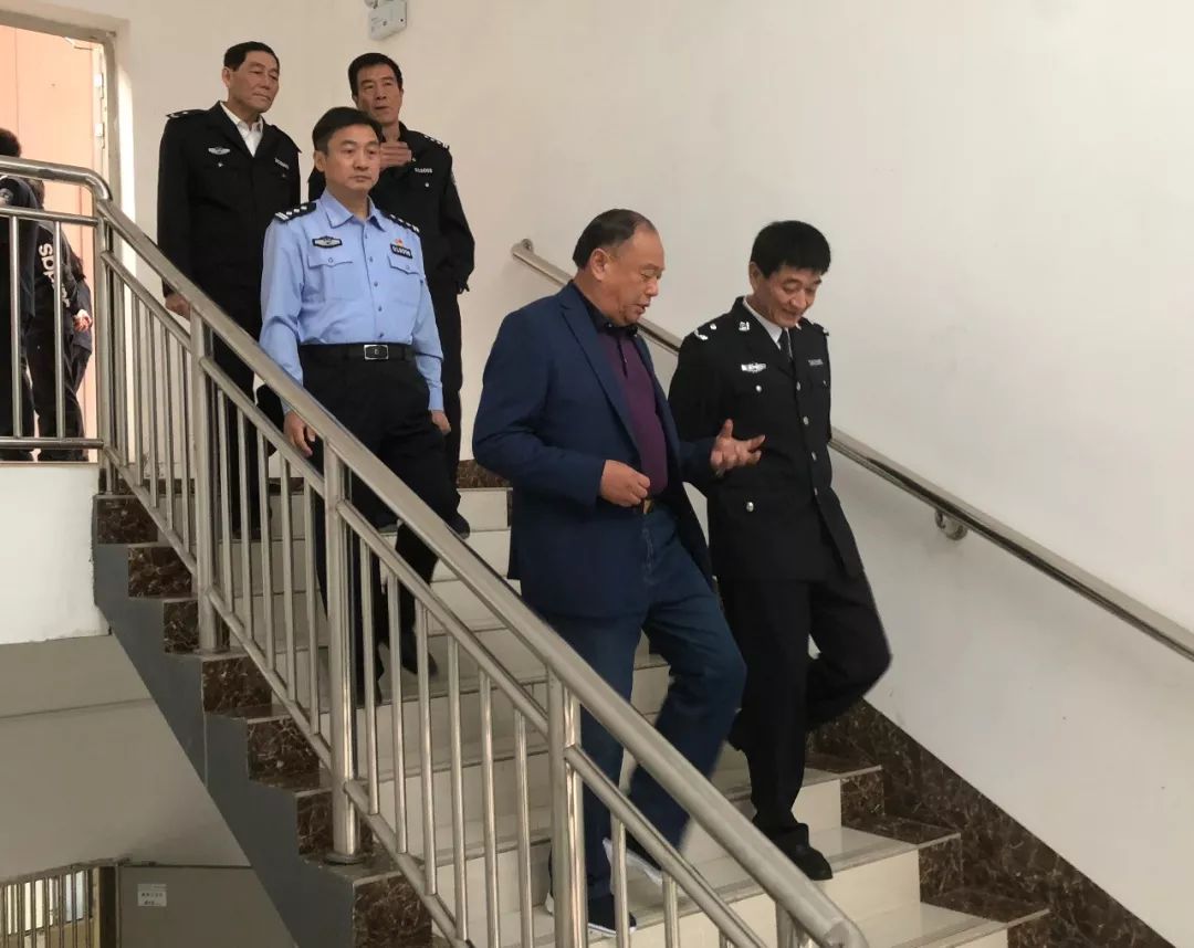 东方医院集团董事长江鸿方,向余国年副局长一行详细介绍了东方医院