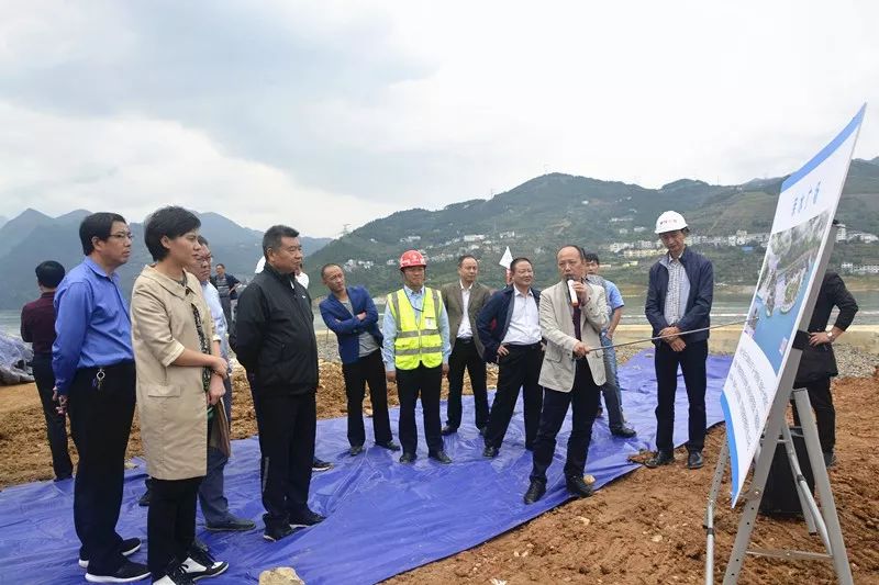 县领导视察巴东亲水广场项目建设情况从鄂西屋脊到三峡岸边,从田间地