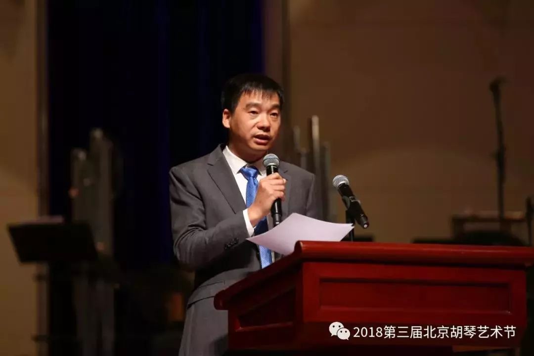 当代著名二胡演奏家邓建栋作为决赛评委进行了发言,对获奖的同学致以