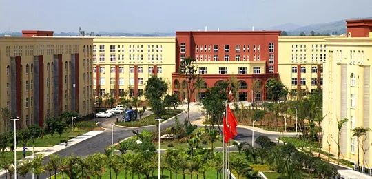 成都文理学院女生没带饭卡 转账后举报食堂阿姨?学校这样回应