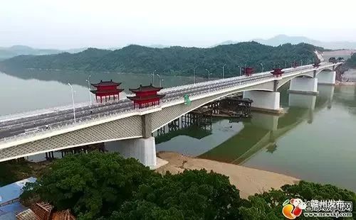 新建成的客家大桥横跨贡江,连接赣县区城区与章贡区沙河镇,全长1988米