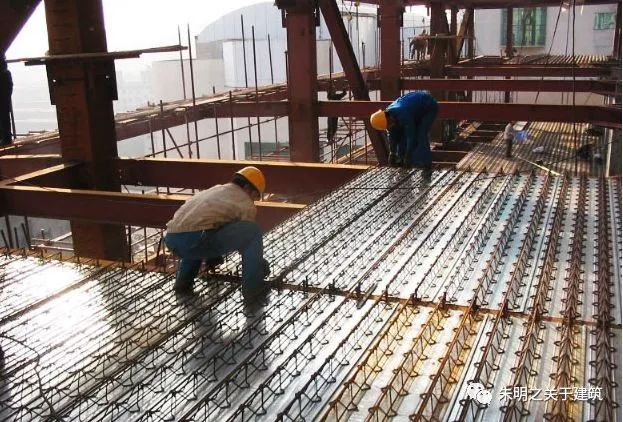 压型薄钢板做衬板与现浇混凝土浇筑在一起支承在钢梁上构成整体型楼板