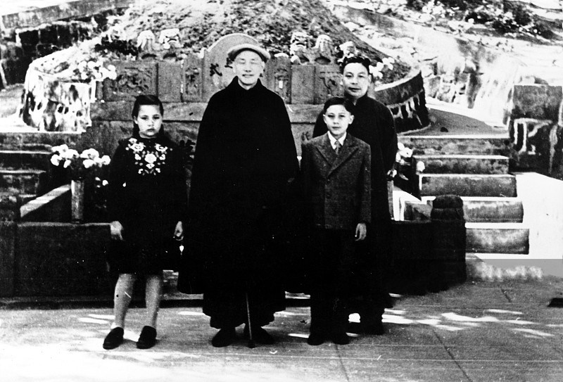 蒋介石身边是孙子孝文和孙女孝章,蒋经国恭敬的站在父亲身后.
