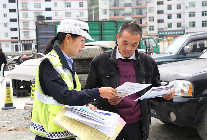 竹溪交警"三大活动"开展全省统一行动日打击假牌套牌假证